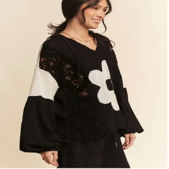 NEW! Davi & Dani Hoodie Oversized Knit Top with Flower Patch & Lace Sz’s L-M-S - Picture 5 of 12